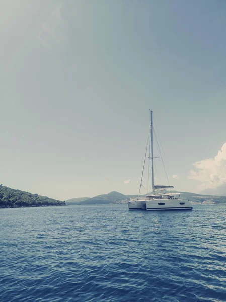 Tropik Denizde Yelkenli Yat Katamaran, Yatçılık, Lüks Sa — Stok fotoğraf