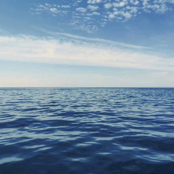 Océano azul, superficie del agua y cielo azul — Foto de Stock