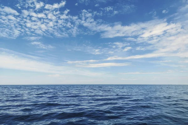 Océano azul, superficie del agua y cielo azul — Foto de Stock