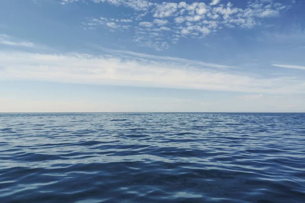 Mavi Okyanus, Su Yüzeyi ve Mavi Gökyüzü