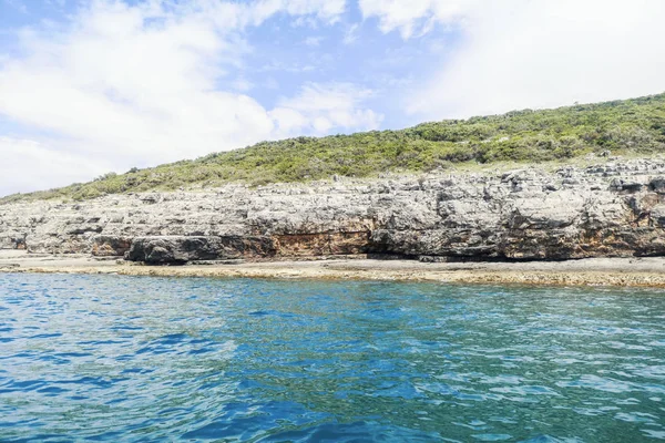 Yaz Sahil Kıyısı Kayalıklarla, Rocky Deniz Kıyısı Öğleden Sonra