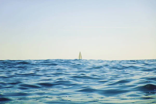 Barco de vela branco Navegação no horizonte, Mar azul aberto — Fotografia de Stock