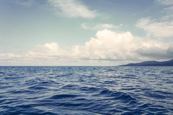 Mořská krajina, Povrch vody, Obloha a hory — Stock fotografie