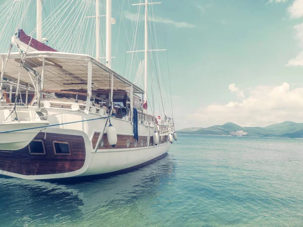 Fa jacht a tengeri kikötőben, utazási koncepció — Stock Fotó