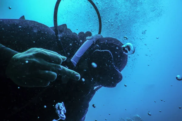 Scuba Diver vändning av undervattens-, långfingret under vattnet — Stockfoto