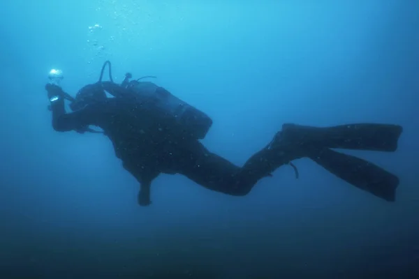 Scuba Diver simning Underwater utforskar rev och undersöker Seabe — Stockfoto