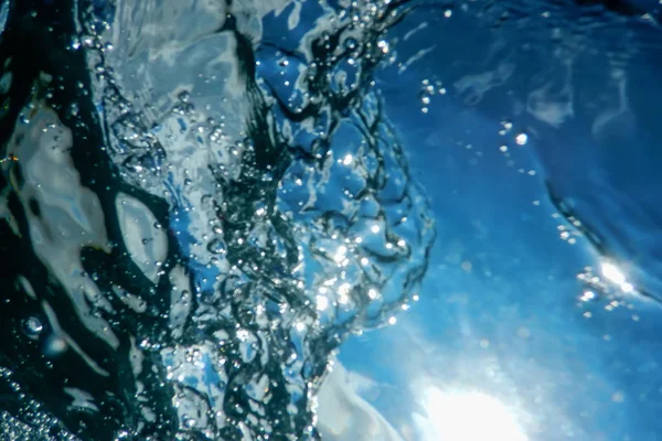 Μπλε υποβρύχια επιφάνεια και κυματισμοί, υποβρύχιες ακτίνες του ήλιου — Φωτογραφία Αρχείου