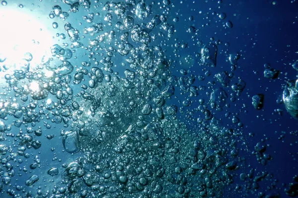 Undervattens luftbubblor undervattens bakgrund bubblor. — Stockfoto