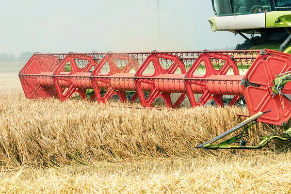 Closeup Combine memanen ladang gandum. Gabungan bekerja fi — Stok Foto