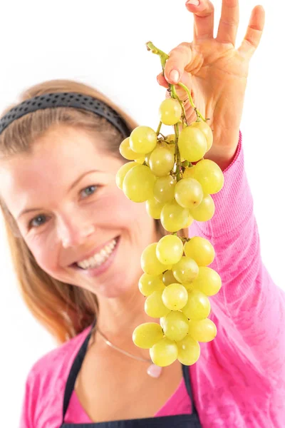 Mujer rubia sosteniendo uvas maduras, fondo blanco —  Fotos de Stock