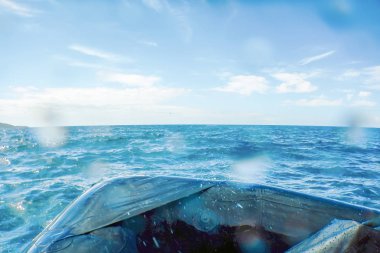 Şişme Bot Breaking Sea Waves, Özgürlük ve Hareket