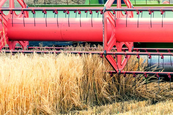 Closeup Combine memanen ladang gandum. Gabungan bekerja fi — Stok Foto