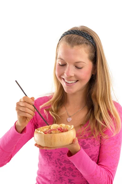 Mulher jovem segurando comida saudável vegan cru. Conceito de alimento bruto ba — Fotografia de Stock
