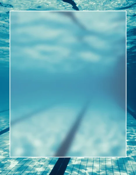 Zwembad achtergrond witte rand frame, wateroppervlak leeg — Stockfoto