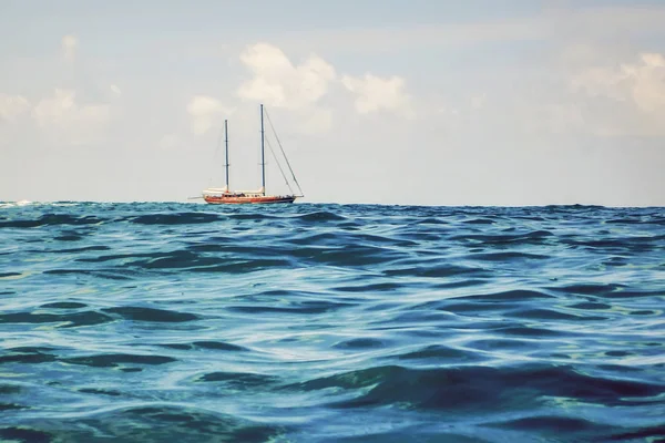 Veleiro de madeira Vela no horizonte, Mar azul aberto — Fotografia de Stock