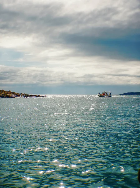 Uzak Balıkçı Teknesi ile Bulutlu Sahil Manzara. Balıkçı bo — Stok fotoğraf