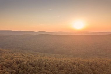 Sonbahar Orman üzerinde gün batımı. Havadan görünümü sonbahar manzara