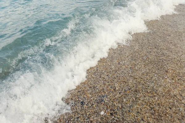 Welle des blauen Ozeans am Sandstrand Nahaufnahme Sommer Hintergrund — Stockfoto