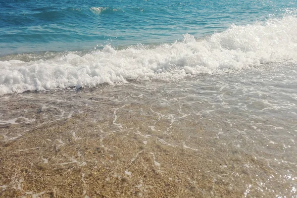 Welle des blauen Ozeans am Sandstrand Nahaufnahme Sommer Hintergrund — Stockfoto