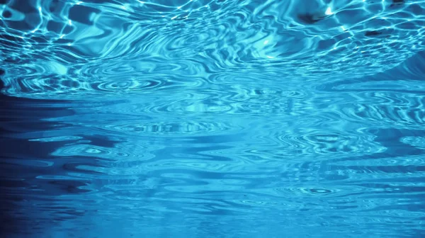 Superficie del agua bajo el agua, Superficie de la piscina — Foto de Stock