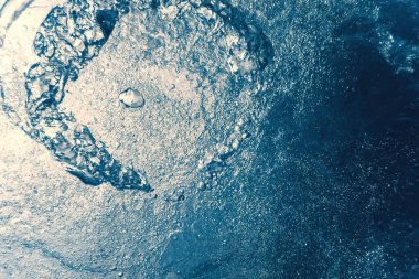 Güneş ışığıyla birlikte su altı kabarcıkları. Sualtı Arkaplanı Baloncukları.