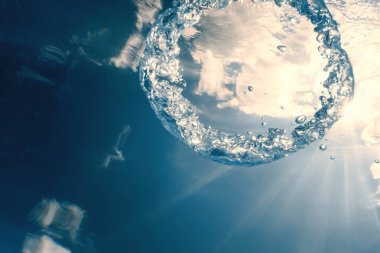 Kabarcık halkası Su altında güneşe doğru yükselir.