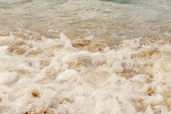 Onda de oceano azul na praia de areia Fundo de verão — Fotografia de Stock