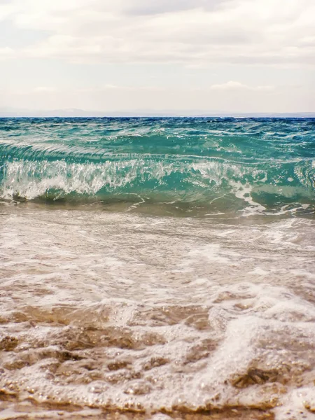 Onda de oceano azul na praia de areia Fundo de verão — Fotografia de Stock