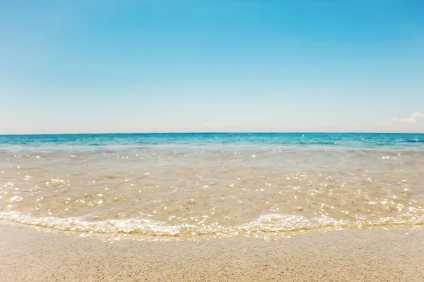Våga av blått hav på sandstrand Sommar Bakgrund — Stockfoto