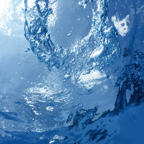 Burbujas submarinas con luz solar. Burbujas de fondo submarino. — Foto de Stock