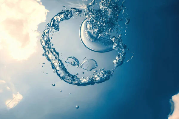 Kabarcık halkası Su altında güneşe doğru yükselir.