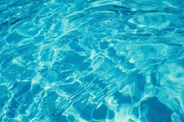 スイミングプールの水の太陽の反射背景。リップル水. — ストック写真