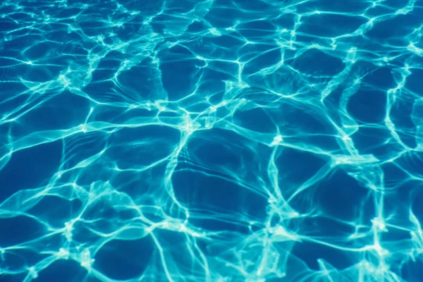 Schwimmbad Wasser Sonne Reflexion Hintergrund. Wellenwasser. — Stockfoto