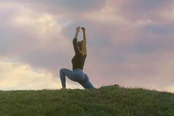 Mujer joven y atractiva practicando yoga, ejercitando, al aire libre Mor —  Fotos de Stock