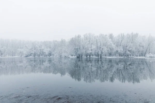 Winter lake scene reflecting in the water — Stock Photo, Image