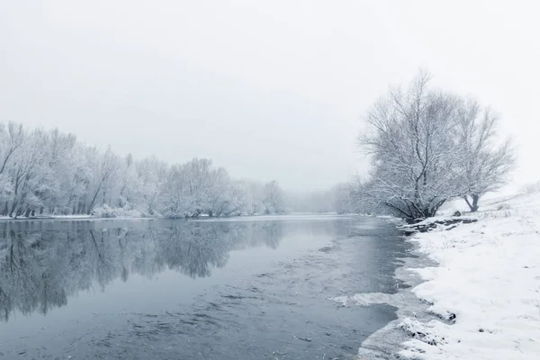 Winter lake scene reflecting in the water — Stock Photo, Image