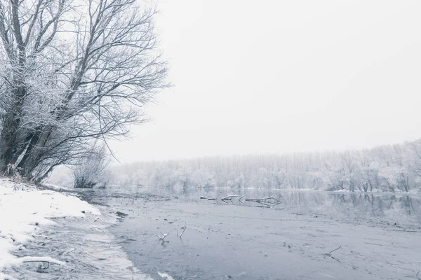 Frozen lake in winter, Winter lake scene reflecting in the water — Stock Photo, Image