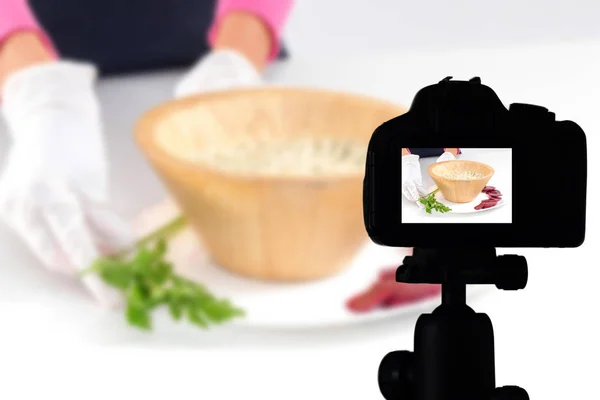 Mujer joven grabando su video blog preparación de alimentos saludables, F —  Fotos de Stock