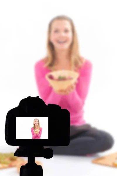 Jonge vrouw het opnemen van haar video blog gezond eten voorbereiding, F — Stockfoto