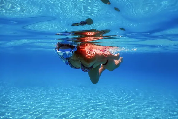 Piękne kobiety snorkeling w morzu tropikalnym, Underwater Sandy — Zdjęcie stockowe