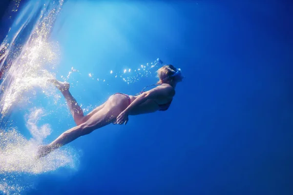 Frauen schnorcheln im tropischen Meer, Unterwasserfrauen — Stockfoto