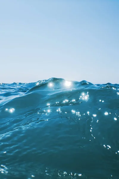 Mořská vlna zavřít nahoru, nízký úhel pohledu vody pozadí — Stock fotografie