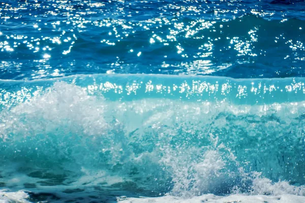 沙滩地夏季背景下的蓝海破浪 — 图库照片