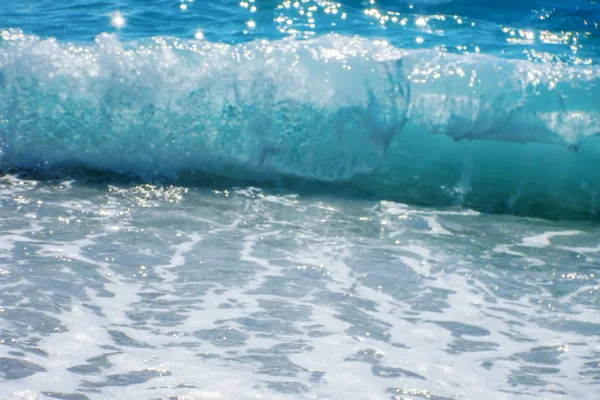 Breaking Wave of Blue Ocean am Sandstrand Sommer-Hintergrund — Stockfoto