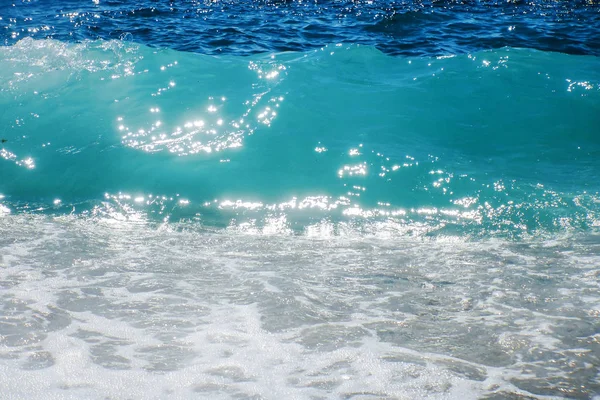 Rompiendo la ola del océano azul en la playa de arena Fondo de verano —  Fotos de Stock