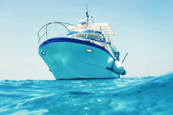 Motoros csónak úszó tiszta türkizkék víz — Stock Fotó
