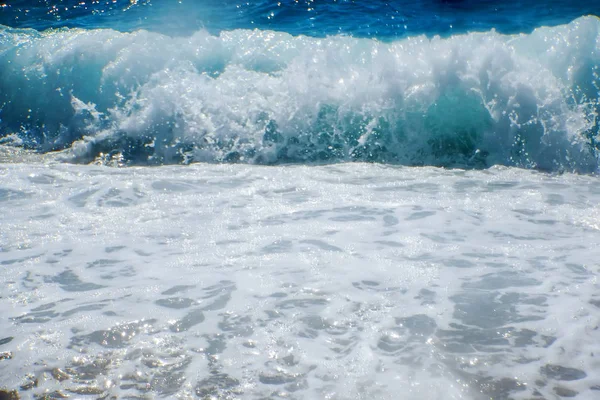 Rompiendo la ola del océano azul en la playa de arena Fondo de verano — Foto de Stock