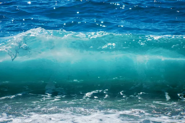 Руйнування хвилі Блакитного океану на піщаному узбережжі Літнє тло — стокове фото