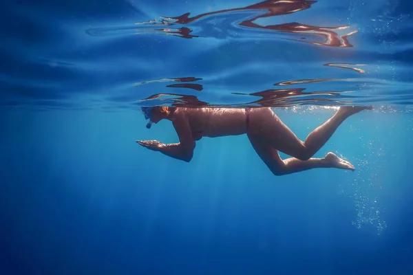 Kvinnor snorkling i tropiska havet, undervattens kvinnor — Stockfoto