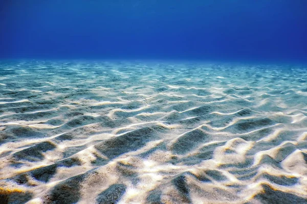 Fundo subaquático do fundo do mar de areia, oceano azul subaquático — Fotografia de Stock
